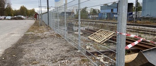 Nyköpingsbor går olagligt över tågspår i Nyköping – staket sätts upp: "Vi har noterat stigar"