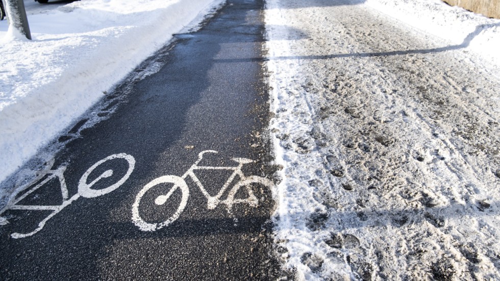Även cykelvägarna bör prioriteras när det snöröjs, tycker skribenten.