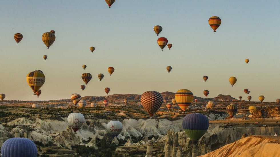 Varmluftsballonger stiger mot skyn i Kappadokien i centrala Turkiet. Många vill se de speciella klippformationerna ovanifrån. Arkivbild från 2018.