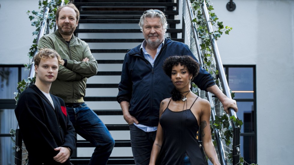 Edvin Endre och Janice Kamya Kavander (nederst i bild) är två av skådespelarna i Netflix nya serie "The playlist". Överst syns manusförfattaren Christian Spurrier och regissören Per-Olav Sørensen.