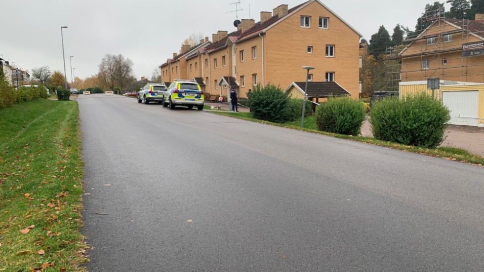 En adress i Boxholm var under söndagen avspärrad. Polis och åklagre är förtegna.