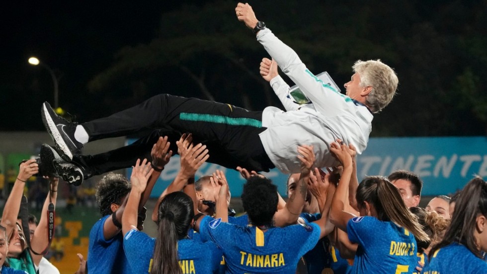 Pia Sundhage hissas av segerrusiga spelare sedan hon lett Brasilien till seger i Copa America. Nu är hon nominerad till årets tränare av Fifa. Arkivbild.