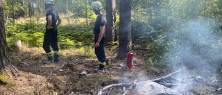 Gräsbrand längs med elljusspår vid Ekensberg: "Ska vara snabbt släckt"