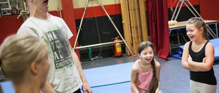 Fniss och akrobatik på cirkusskolan