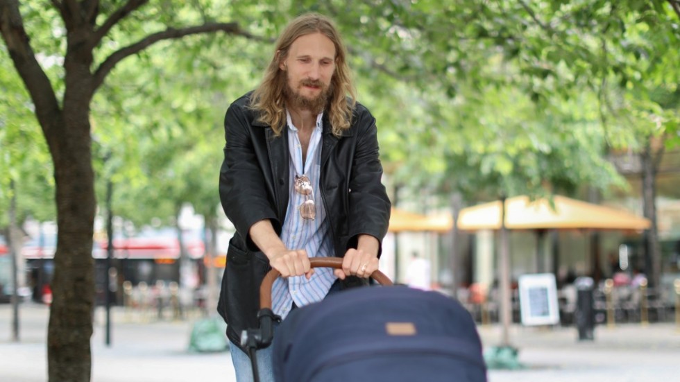 Marcus Berggren undvek till en början att gå till öppna förskolan, men insåg att han inte kunde förneka sin dotter att leka med jämnåriga framför att sitta i en nedsläckt lägenhet och kolla på dokumentärer om indiebandet Pavement på Youtube. "Det var ändå sjukt när jag kom in på öppna förskolan så var det typ 40 pappor där, och jag lovar att minst 35 av dem hade Viagra Boys-keps, så då tänkte jag att här kan man ju vara".