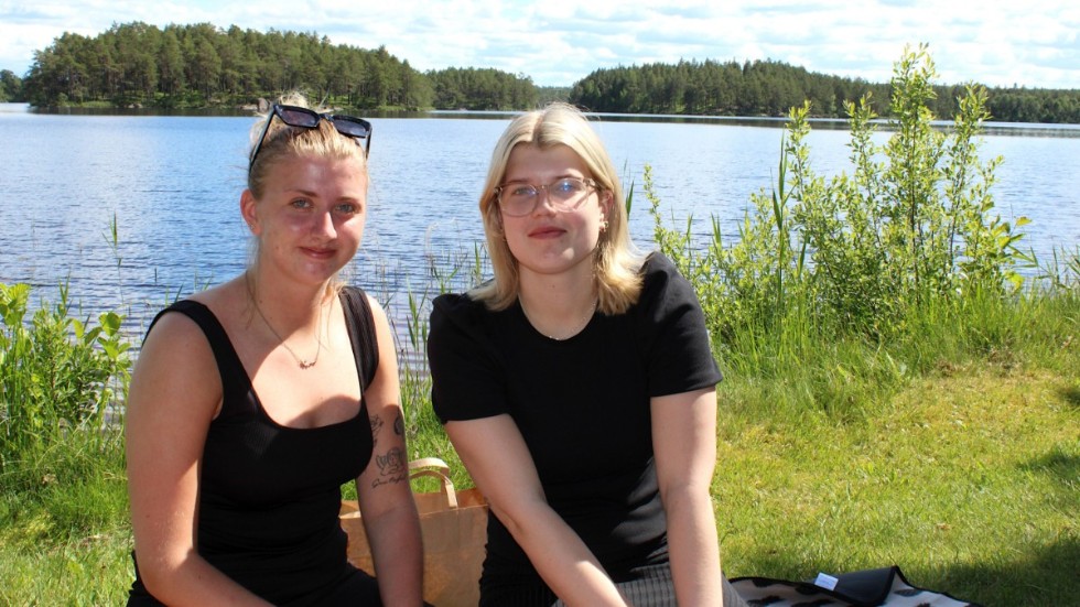 Sara Juthe och Johanna Eriksson från Hultsfred trivdes vid Stora Hammarsjöns badplats. "Här är det lugnt och skönt."