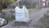Postnords miss – lämnade 250 kilo tung pall mitt på Lise-Lottes uppfart: "Jag kom inte in till huset"