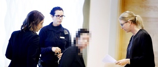42-åringens advokat: "Hon förnekar brott helt och hållet"