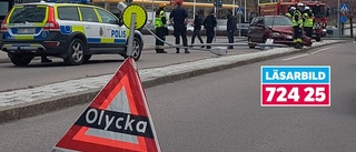 Bil körde in i lyktstolpe i centrala Eskilstuna