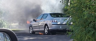 Brinnande bil utanför Mälarsjukhuset