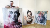 Värdigt kvinnoporträtterande konstnär på besök