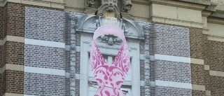 Rådhuset pryds av ett rosa band