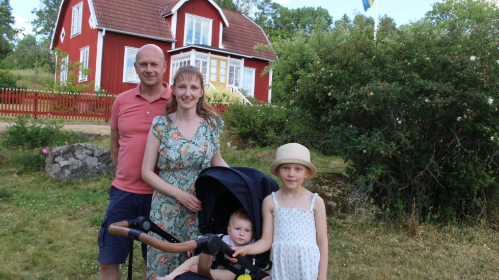 Familjen Lundahl, Magnus, Sandra, Julia och Sofie, bor i Korsberga men trivs väldigt bra i Katthult. De besöker gården flera gånger varje år.