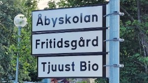 Mystiska skyltar väcker uppmärksamhet i Gamleby • Rivna skolan får vara med • "Ska bytas"