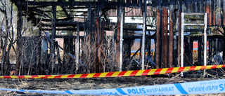 Ung kvinna tände eld på byggnad i Målilla  – ögonvittne såg henne "skutta" från platsen • Det blir straffet