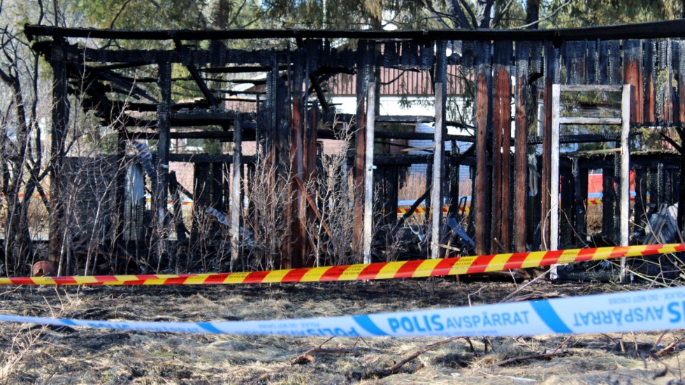 En ung kvinna döms nu för att ha anlagt den brand som totalförstörde ett uthus i Målilla i början av mars. 