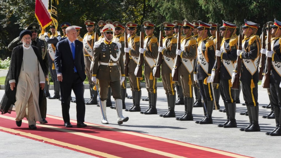 Turkiets president Recep Tayyip Erdogan, i mitten, välkomnas till Saadabadpalatset i Iran. På sin högra sida har han Irans president Ebrahim Raisi.