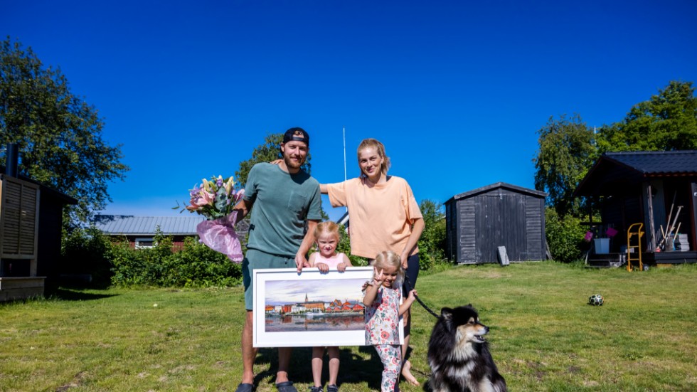 Linus Omark tog hem priset som Årets Luleåbo 2022. Här tillsammans med frun Linnea, döttrarna Stella och Helma, samt hunden Kenzo.