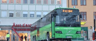 Se hur bussen som förirrade sig in på Stortorget trixas loss