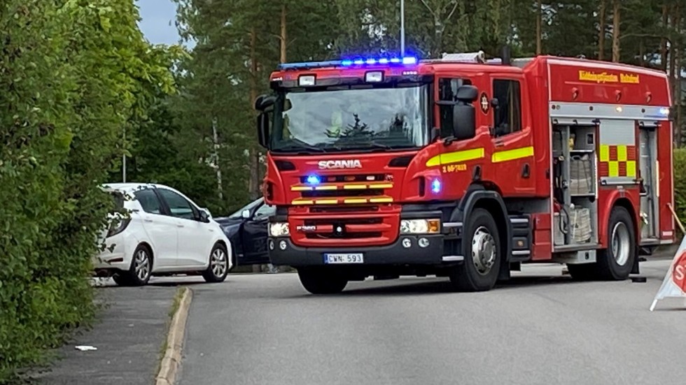 Två bilar var inblandade i en krock vid en korsning i Hultsfred på söndagseftermiddagen.