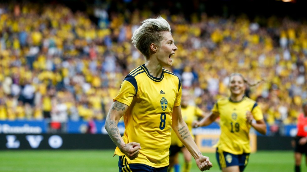 Sveriges damlandslag har stora förväntningar på sig inför fotbolls-EM som startar den här veckan. Anfallaren Lina Hurtig är en av dem som trivs med favoritskapet: "Det är klart att vi siktar på guld".