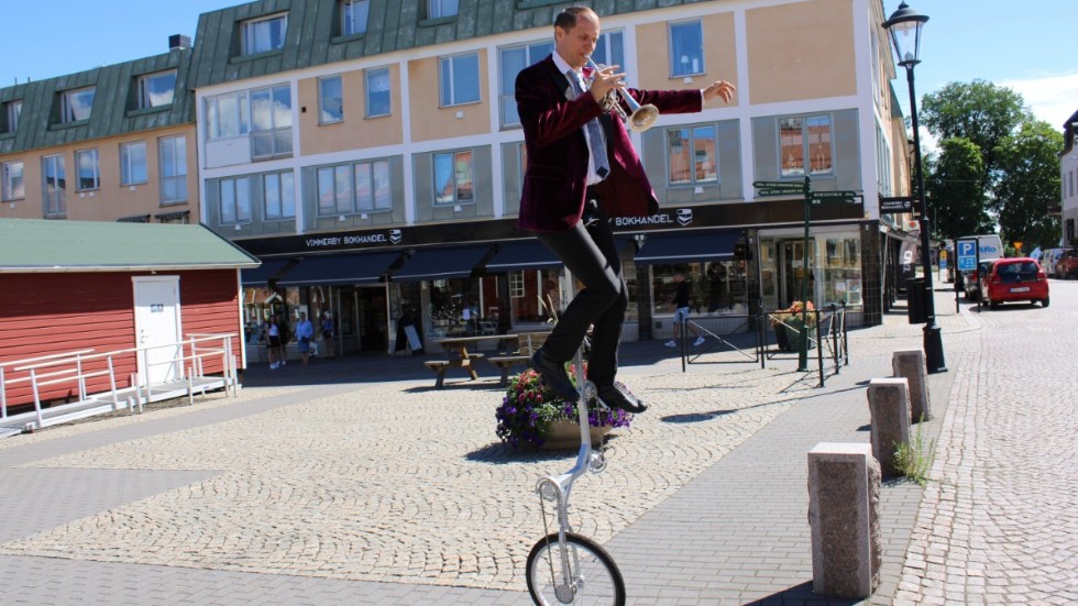 Konsten att balansera, cykla och spela trumpet samtidigt är det inte alla som behärskar. Ulf Carling är en av dem som gör det.