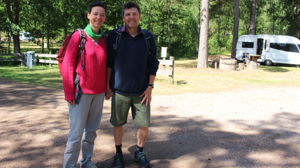 Birgit och Franz Nitzl från München uppskattar lugnet och stillheten på naturcampingen vid Stora Hammarsjön.