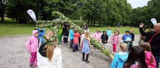 Traditionell midsommardans i duggregn
