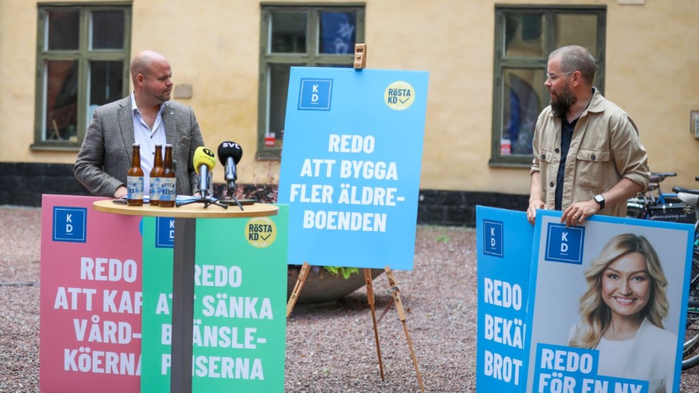 Kristdemokraternas partisekreterare Peter Kullgren (tv) presenterar partiets valmanifest under en pressträff på KD:s partikansli.