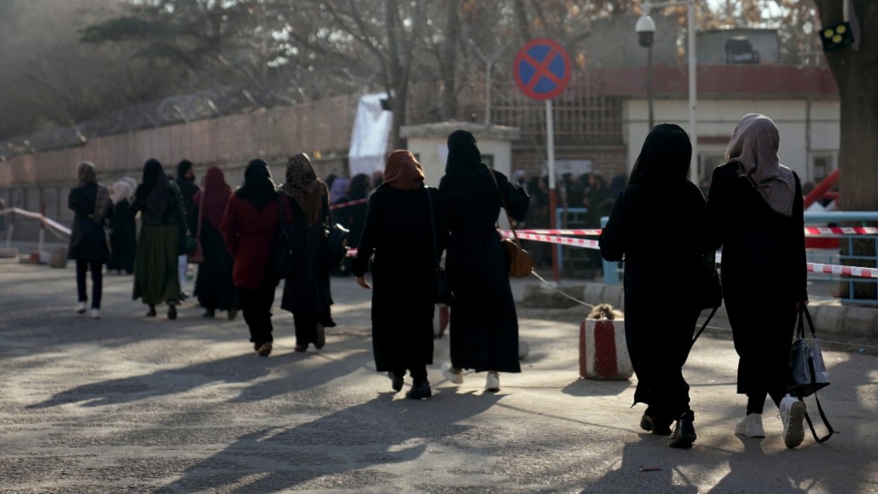 Afghanska studenter på väg till universitetet i huvudstaden Kabul. Arkivbild.