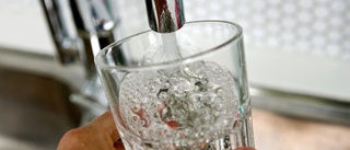 Läcka på Tygvägen orsakar missfärgat vatten: "Inte farligt att dricka det"