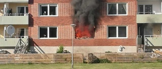 Elva personer fördes till sjukhus efter stor lägenhetsbrand i Skiftinge