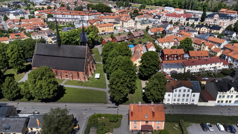 Vänsterpartiet i Söderköping skriver att de styrande i Söderköping använder egna prognoser av skatteintäkter istället för SKR:s prognoser.