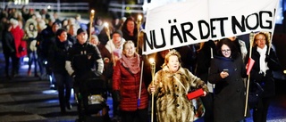 Hundratals stöttar undersköterskornas protest i Torshälla