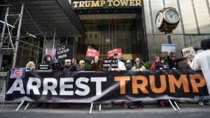 Trump infinner sig i rätten på tisdag