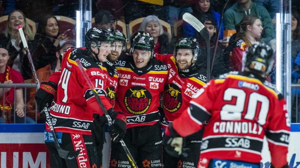 Luleås Joonas Rask ( mitten) jublar med lagkamraterna efter sitt 1-0-mål.