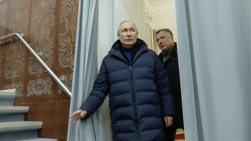 Rysslands president Vladimir Putin i ockuperade Mariupol. Bilden är distribuerad av Kreml.