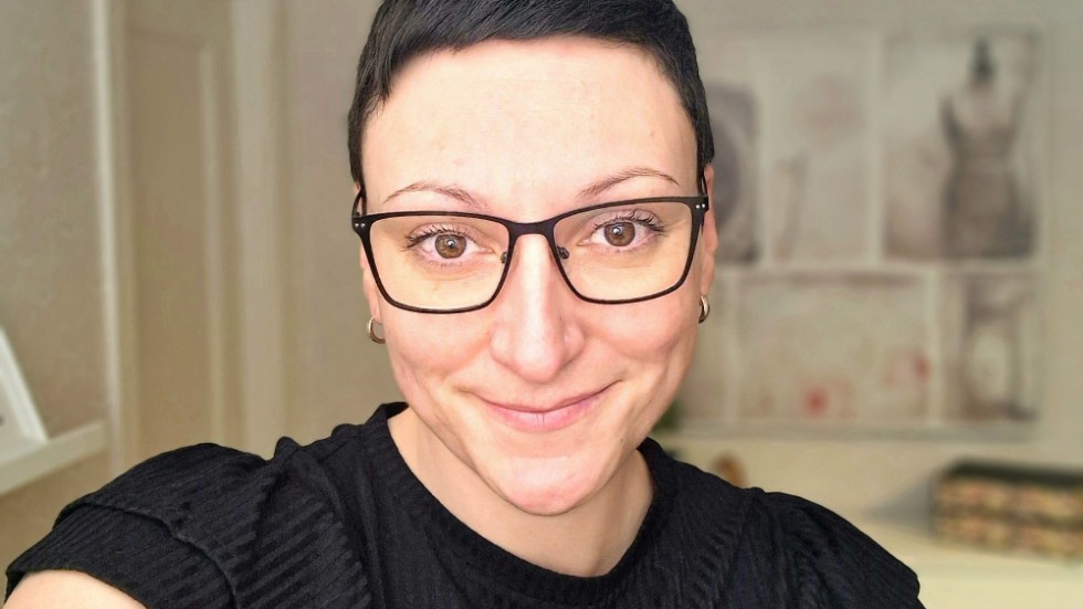 Isabella Strand är utbildad socionom på Mälardalens universitet och bor i Frödinge. Hemmet är också basen för hennes företag Autismkuratorn, där hon genom samtal online eller på plats hjälper personer med NPF, anhöriga och par. 