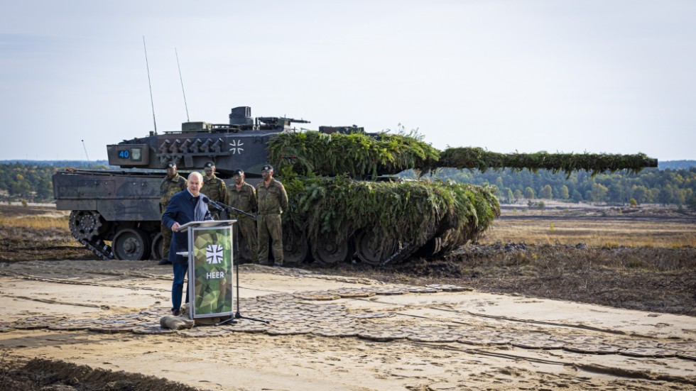 Tysklands förbundskansler Olaf Scholz håller tal till soldater framför en stridsvagn av typen Leopard 2 i tyska Ostenholz i oktober 2022.