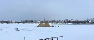 Därför är det stora tältkåtor på isen i Norra hamn