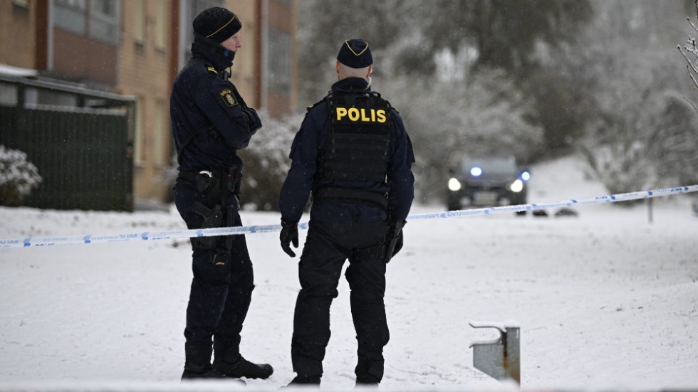 Polis på plats vid ett flerfamiljshus i Arlöv på måndagsmorgonen efter att en patrull skjutit verkanseld mot en utåtagerande man.