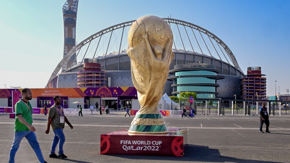 En gigantisk replica av VM-bucklan utanför Khalifa International Stadium, en av åtta VM-arenor.