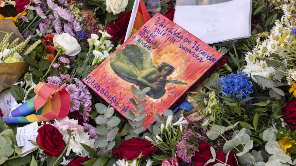 Blommor vid platsen där psykiatrisamordnaren Ing-Marie Wieselgren dödades. Arkivbild