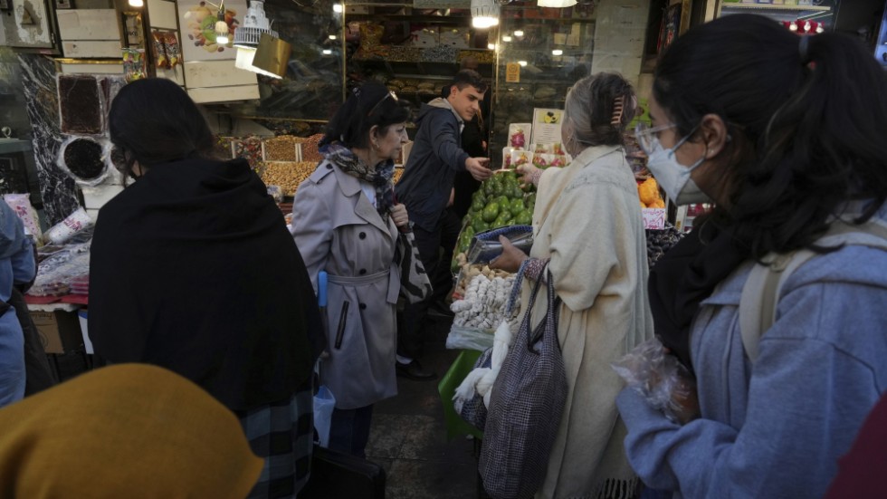 Kvinnor i Iran som går utan den obligatoriska slöjan har blivit en allt vanligare syn. Bild från Teheran den 14 november.