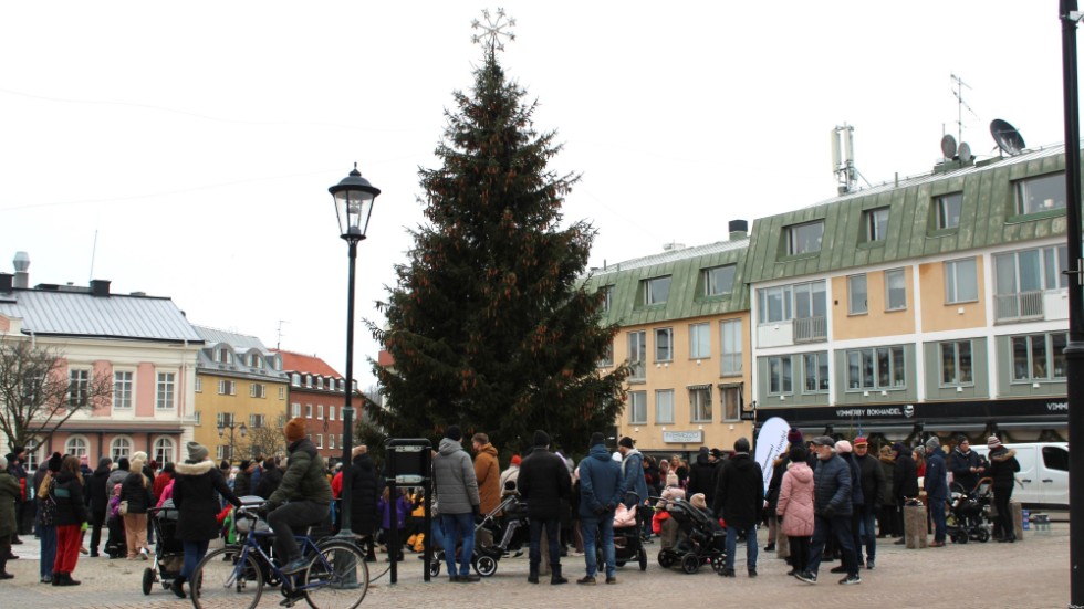 I Vimmerby används äkta granar, något som insändarskribenten föredrar. Bilden är tagen vid julgransplundringen i januari 2023.