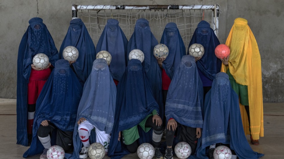 Ett afghanskt damfotbollslag i Kabul, Afghanistan, poserar. Bilden togs i höstas. Kvinnorna väljer att bära burka på bilden, av rädsla för repressalier då vissa av dem utövar sin idrott i hemlighet.