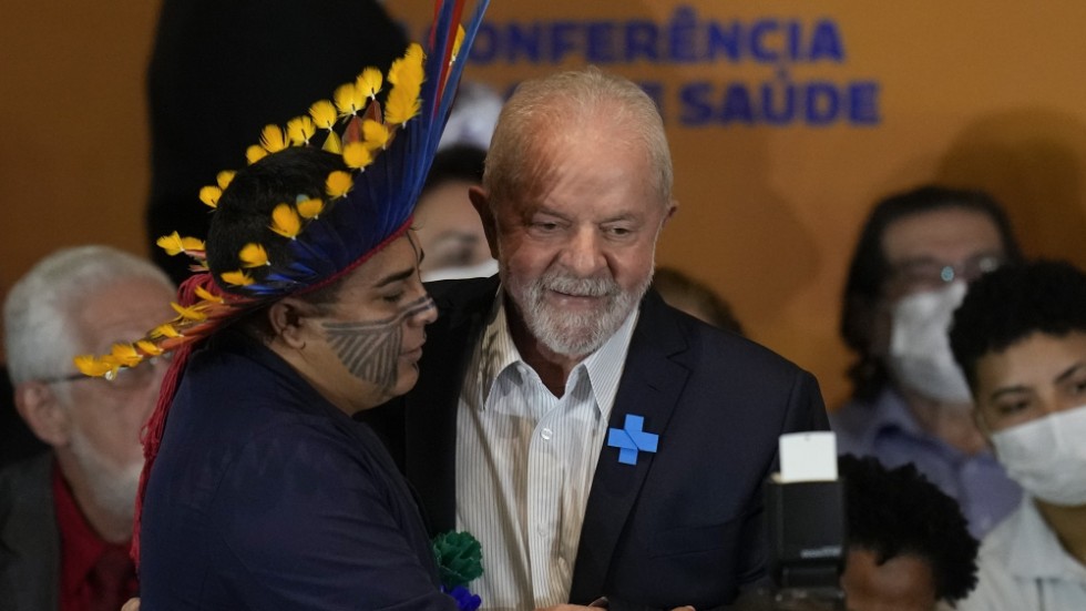 Lula da Silva kramar yanomamiledaren Junior Yanomami i São Paulo i augusti 2022.