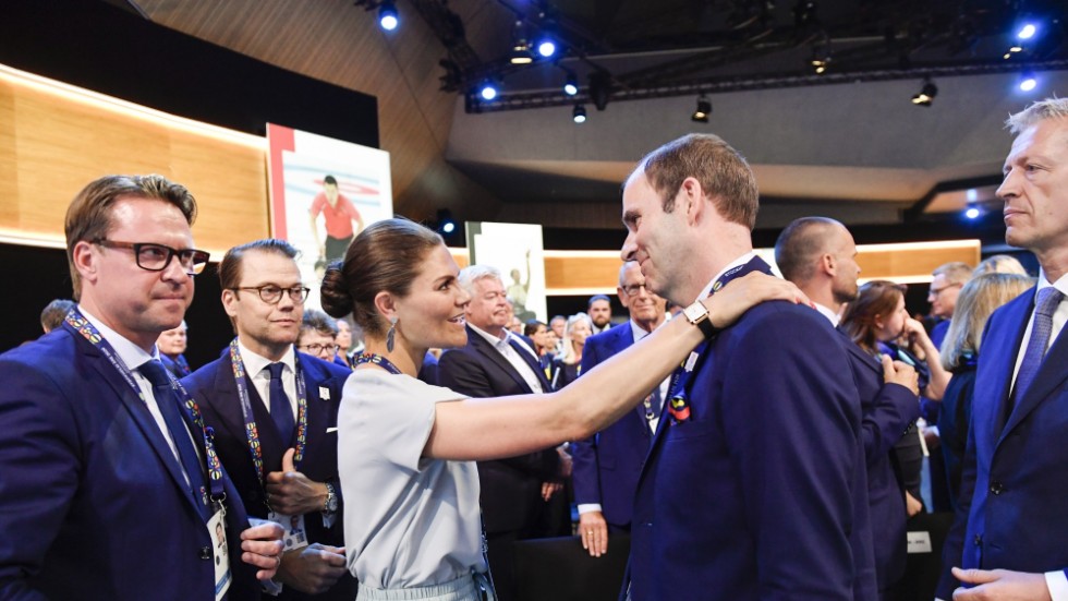 Kronprinsessan Victoria och Richard Brisius, VD för OS i Stockholm Åre 2026, efter beskedet att kandidaturen förlorade omröstningen 2019. Arkivbild.