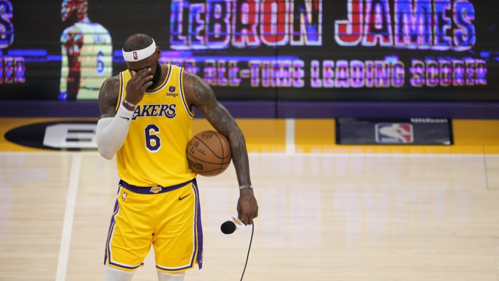 En märkbart rörd LeBron James tog emot publikens hyllningar efter att ha satt alla tiders poängrekord.