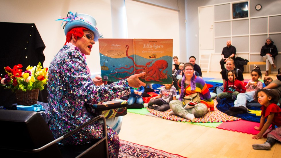 Story time with "Bland drakar och dragqueens".